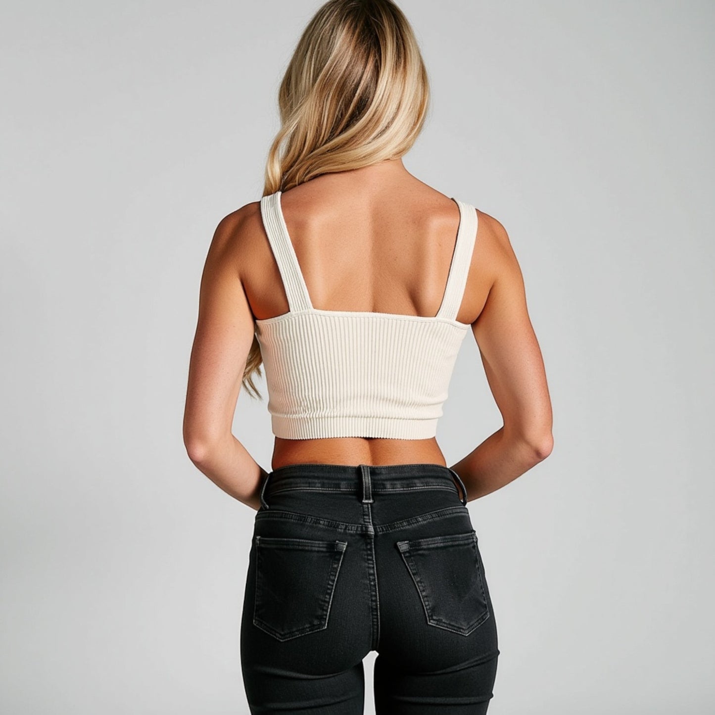 Women's Ribbed Seamless Sports Bra with Scoop Neck and Wide Straps