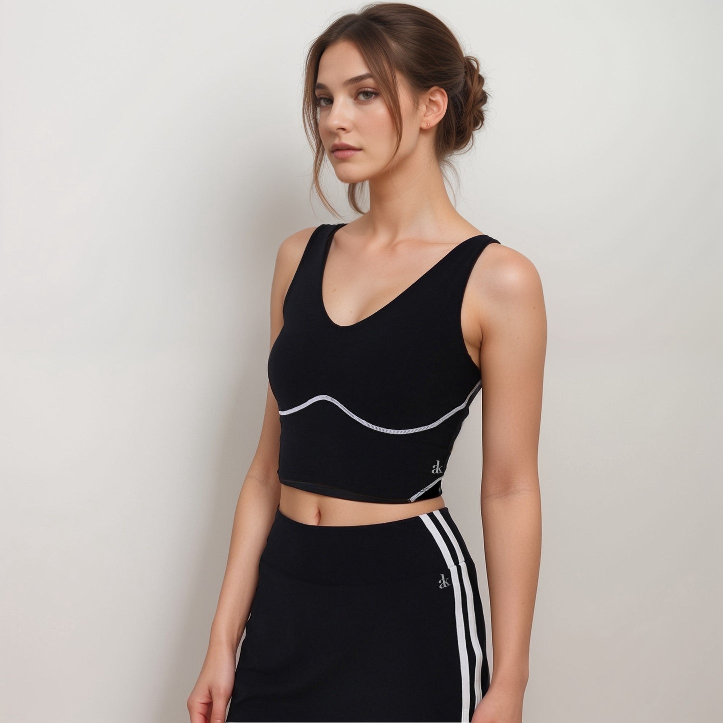 Active Women's Seamless V-Neck Crop Top with Contour Stitching and Contrast Piping Detail