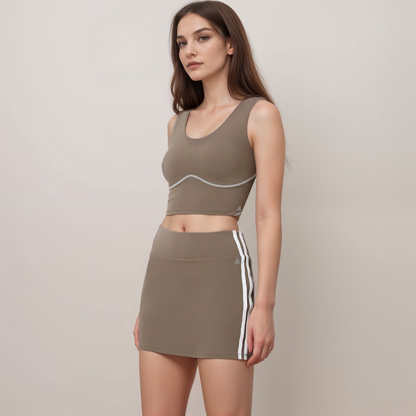 Active Women's Seamless V-Neck Crop Top with Contour Stitching and Contrast Piping Detail