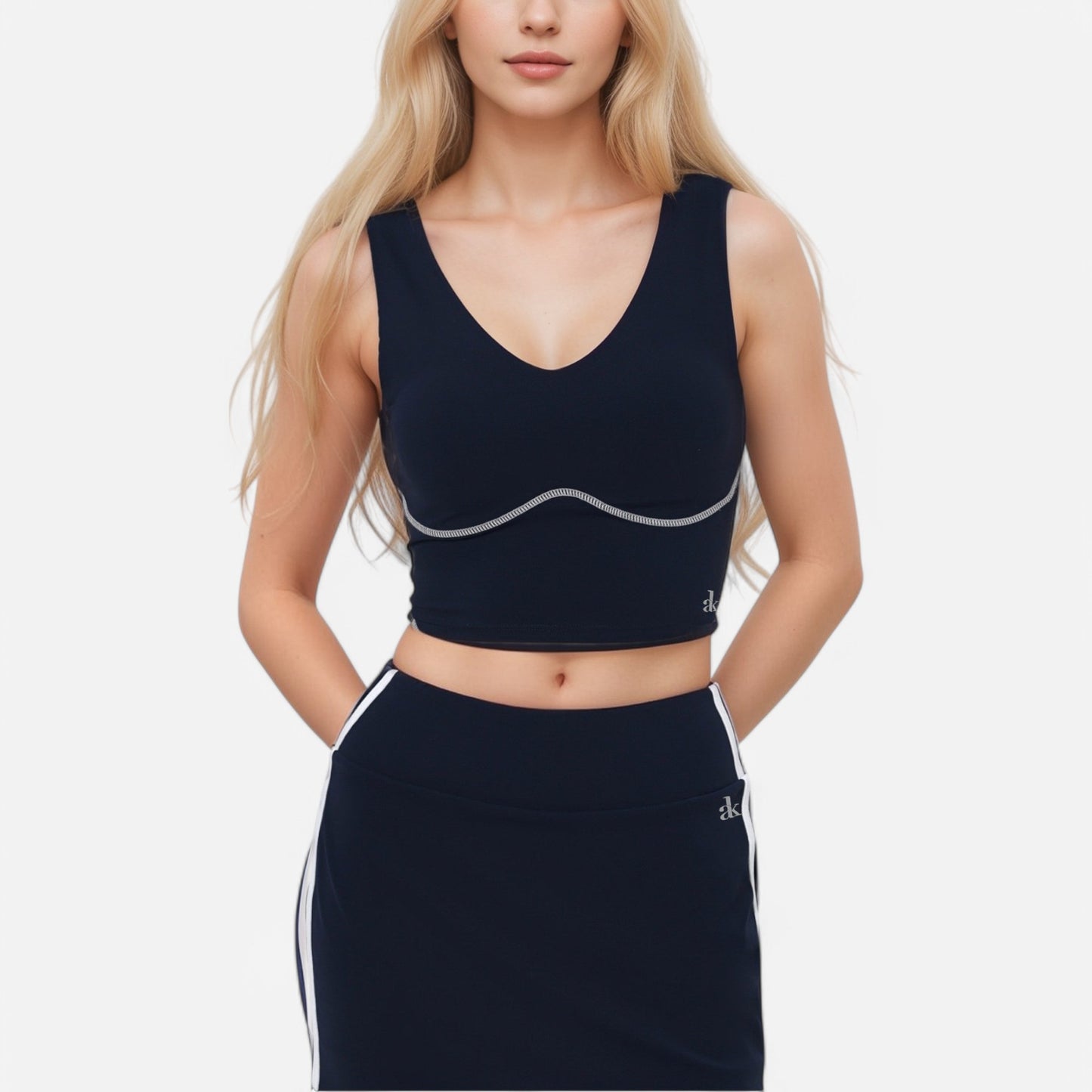 Active Women's Seamless V-Neck Crop Top with Contour Stitching and Contrast Piping Detail