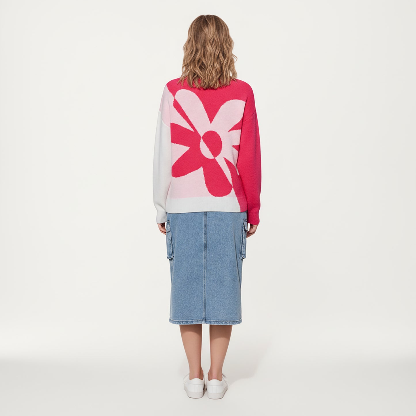 Bold Graphic Floral Pattern Knit Sweater with Soft Crew Neckline and Relaxed Long Sleeve Pullover Fit
