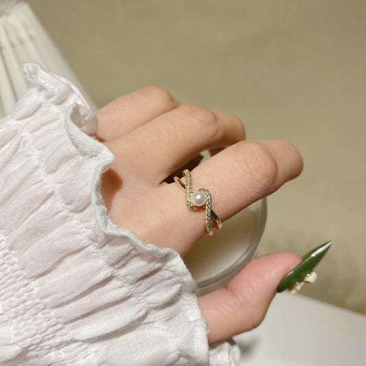 Curved Gold Ring with Pearl